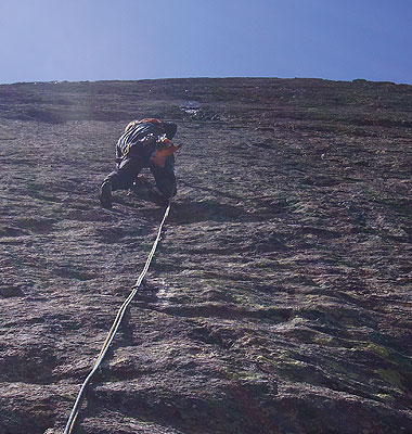 Florians Bohrtrupp beim Einrichten der Route in den Platten