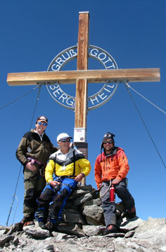 Gipfelkreuz der Weiseespitze: Raimund, Rainer und Mathias